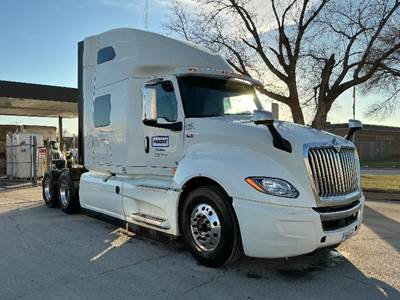 International LT625 Sleeper Semi Truck - 73" Integral Sleeper, Cummins 450HP, 12 Speed Automatic