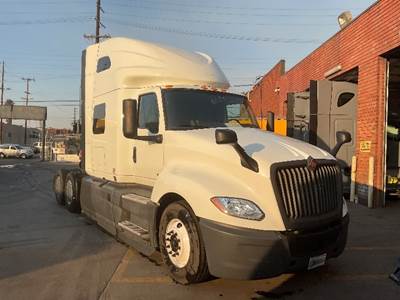 International LT625 Sleeper Semi Truck - 73" Integral Sleeper, Cummins 450HP, 12 Speed Automatic
