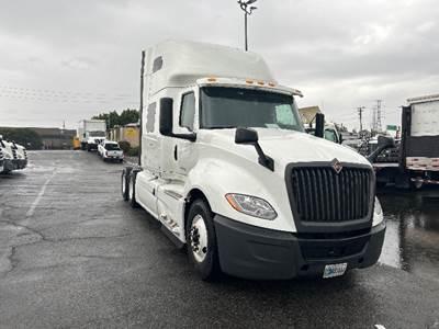 International LT625 Sleeper Semi Truck - 73" Integral Sleeper, Cummins 450HP, 12 Speed Automatic