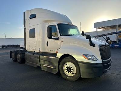 International LT625 Sleeper Semi Truck - 73" Integral Sleeper, Cummins 450HP, 12 Speed Automatic