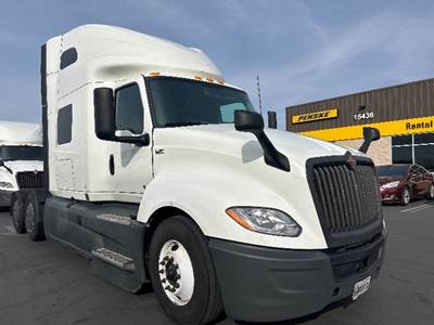 International LT625 Sleeper Semi Truck - 73" Integral Sleeper, Cummins 450HP, 12 Speed Automatic