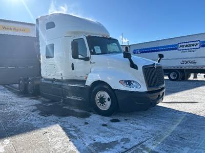 International LT625 Sleeper Semi Truck - 73" Integral Sleeper, Cummins 450HP, 12 Speed Automatic