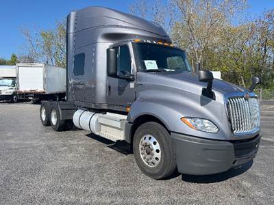 International LT625 Sleeper Semi Truck - 73" Integral Sleeper, 450HP, 10 Speed Manual