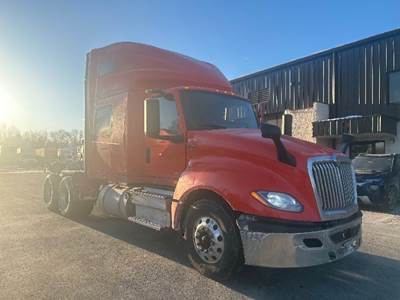 International LT625 Sleeper Semi Truck - 73" Integral Sleeper, 450HP, 12 Speed Automatic