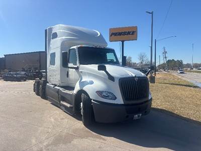 International LT625 Sleeper Semi Truck - 73" Integral Sleeper, Cummins 450HP, 12 Speed Automatic