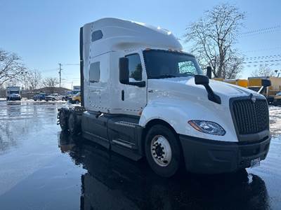 International LT625 Sleeper Semi Truck - 73" Integral Sleeper, Cummins 450HP, 12 Speed Automatic