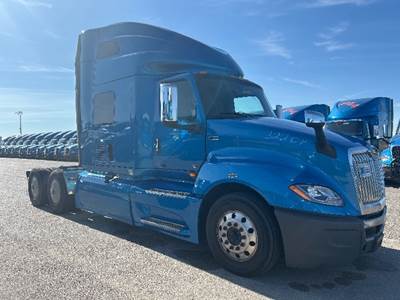 International LT625 Single Axle Sleeper Semi Truck - 73" Integral Sleeper, Cummins 400HP, 11 Speed Automatic