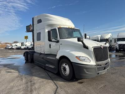 International LT625 Sleeper Semi Truck - 73" Integral Sleeper, Cummins 450HP, 12 Speed Automatic