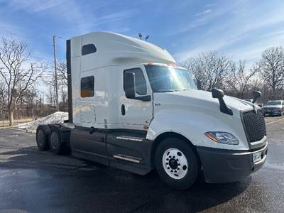 International LT625 Sleeper Semi Truck - 73" Integral Sleeper, Cummins 450HP, 12 Speed Automatic