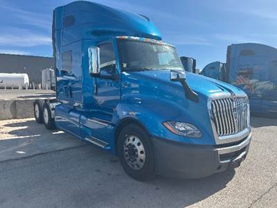 International LT625 Single Axle Sleeper Semi Truck - 73" Integral Sleeper, Cummins 400HP, 11 Speed Automatic