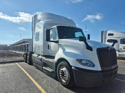 International LT625 Sleeper Semi Truck - 73" Integral Sleeper, Cummins 450HP, 12 Speed Automatic