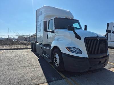 International LT625 Sleeper Semi Truck - 73" Integral Sleeper, Cummins 450HP, 12 Speed Automatic