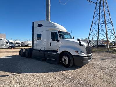 International LT625 Sleeper Semi Truck - 73" Integral Sleeper, Cummins 450HP, 12 Speed Automatic
