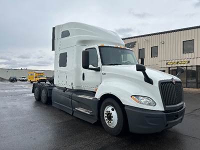 International LT625 Sleeper Semi Truck - 73" Integral Sleeper, Cummins 450HP, 12 Speed Automatic