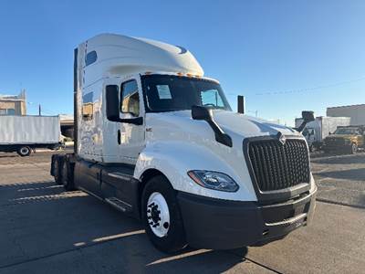 International LT625 Sleeper Semi Truck - 73" Integral Sleeper, Cummins 450HP, 12 Speed Automatic