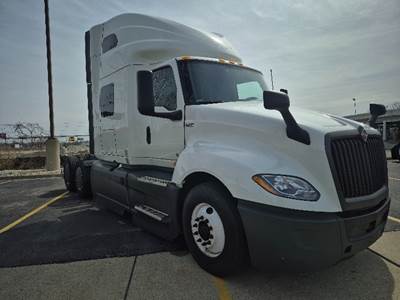 International LT625 Sleeper Semi Truck - 73" Integral Sleeper, Cummins 450HP, 12 Speed Automatic