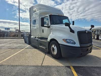 International LT625 Sleeper Semi Truck - 73" Integral Sleeper, Cummins 450HP, 12 Speed Automatic
