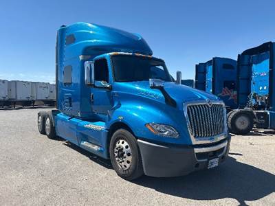 International LT625 Single Axle Sleeper Semi Truck - 73" Integral Sleeper, Cummins 400HP, 11 Speed Automatic