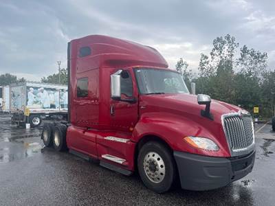 International LT625 Sleeper Semi Truck - 73" Integral Sleeper, Cummins 400HP, 10 Speed Automatic