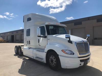 International LT625 Sleeper Semi Truck - 73" Integral Sleeper, 450HP, 12 Speed Automatic