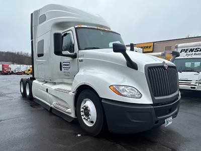 International LT625 Sleeper Semi Truck - 73" Integral Sleeper, Cummins 450HP, 12 Speed Automatic