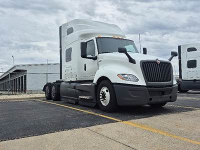 International LT625 Sleeper Semi Truck - 73" Integral Sleeper, Cummins 450HP, 12 Speed Automatic