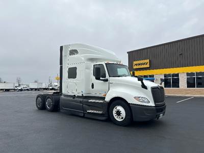 International LT625 Sleeper Semi Truck - 73" Integral Sleeper, Cummins 450HP, 12 Speed Automatic