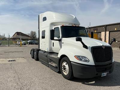 International LT625 Sleeper Semi Truck - 73" Integral Sleeper, Cummins 450HP, 12 Speed Automatic
