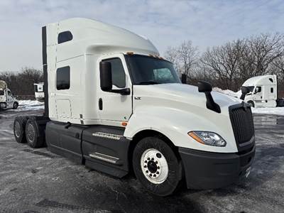 International LT625 Sleeper Semi Truck - 73" Integral Sleeper, Cummins 450HP, 12 Speed Automatic