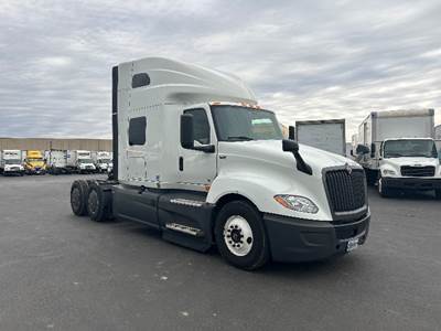 International LT625 Sleeper Semi Truck - 73" Integral Sleeper, Cummins 450HP, 12 Speed Automatic