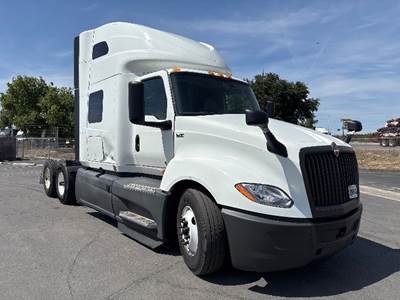 International LT625 Sleeper Semi Truck - 73" Integral Sleeper, Cummins 450HP, 12 Speed Automatic