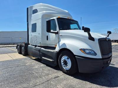 International LT625 Sleeper Semi Truck - 73" Integral Sleeper, Cummins 450HP, 12 Speed Automatic