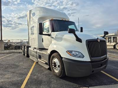 International LT625 Sleeper Semi Truck - 73" Integral Sleeper, Cummins 450HP, 12 Speed Automatic