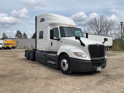 International LT625 Sleeper Semi Truck - 73" Integral Sleeper, Cummins 450HP, 12 Speed Automatic