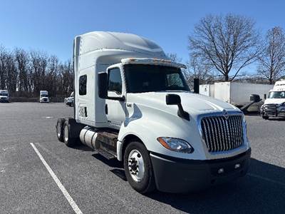 International LT625 Sleeper Semi Truck - Integral Sleeper, Cummins 450HP, 12 Speed Automatic