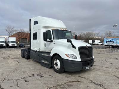 International LT625 Sleeper Semi Truck - 73" Integral Sleeper, Cummins 450HP, 12 Speed Automatic