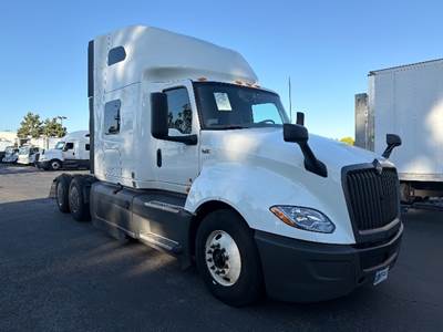 International LT625 Sleeper Semi Truck - 73" Integral Sleeper, Cummins 450HP, 12 Speed Automatic
