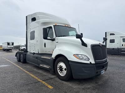International LT625 Sleeper Semi Truck - 73" Integral Sleeper, Cummins 450HP, 12 Speed Automatic
