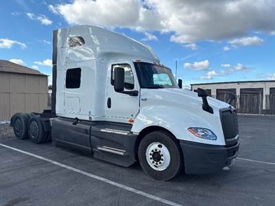 International LT625 Sleeper Semi Truck - 73" Integral Sleeper, Cummins 450HP, 12 Speed Automatic