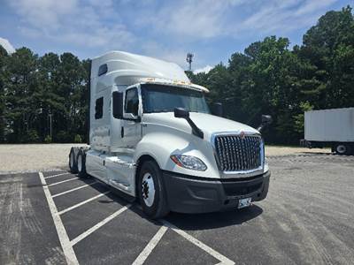 International LT625 Sleeper Semi Truck - 73" Integral Sleeper, Cummins 450HP, 12 Speed Automatic