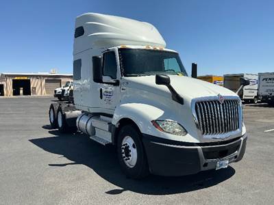 International LT625 Sleeper Semi Truck - 73" Integral Sleeper, 450HP, 12 Speed Automatic