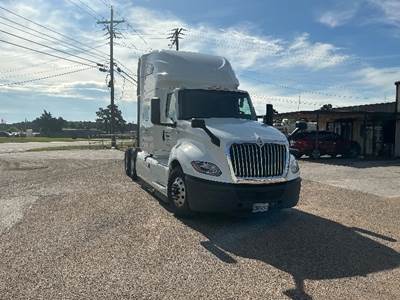 International LT625 Sleeper Semi Truck - 73" Integral Sleeper, Cummins 450HP, 12 Speed Automatic