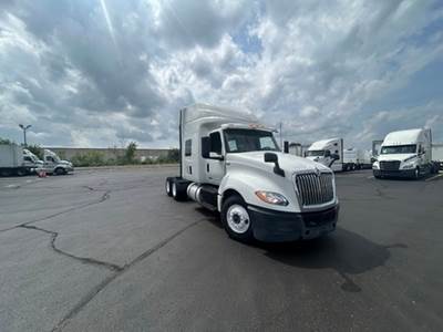 International LT625 Sleeper Semi Truck - Integral Sleeper, Cummins 430HP, 10 Speed Automatic
