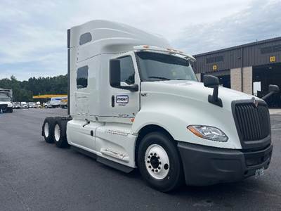 International LT625 Sleeper Semi Truck - 73" Integral Sleeper, Cummins 450HP, 10 Speed Automatic