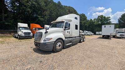 International LT625 Sleeper Semi Truck - 73" Integral Sleeper, Cummins 450HP, 10 Speed Manual