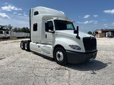 International LT625 Sleeper Semi Truck - 73" Integral Sleeper, Cummins 450HP, 10 Speed Automatic