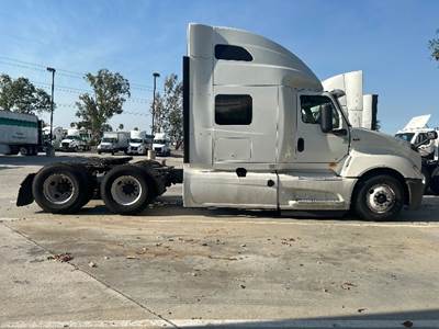 International LT625 Sleeper Semi Truck - 73" Integral Sleeper, Cummins 450HP, 12 Speed Automatic