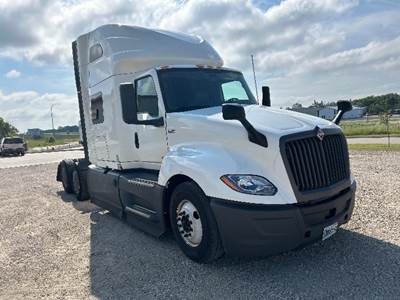 International LT625 Sleeper Semi Truck - 73" Integral Sleeper, Cummins 450HP, 12 Speed Automatic