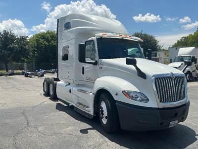 International LT625 Sleeper Semi Truck - 73" Integral Sleeper, Cummins 450HP, 12 Speed Automatic
