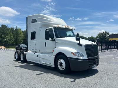 International LT625 Sleeper Semi Truck - 73" Integral Sleeper, Cummins 450HP, 10 Speed Automatic